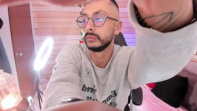 Snapshot of Tom_cooper_ chatting on 02.21.25 Tom cooper online show from 02.21.25