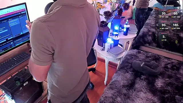 Snapshot of Tom_cooper_ chatting on 10.22.25 Tom cooper online show from 10.22.25