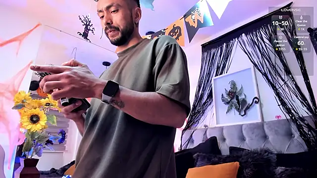 Snapshot of Tom_cooper_ chatting on 10.23.25 Tom cooper online show from 10.23.25