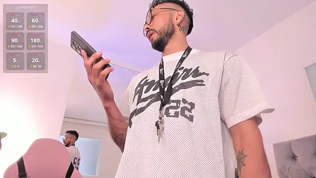 Snapshot of Tom_cooper_ chatting on 11.17.25 Tom cooper online show from 11.17.25