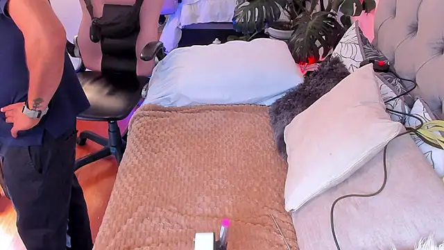 Snapshot of Tom_cooper_ chatting on 11.18.25 Tom cooper online show from 11.18.25