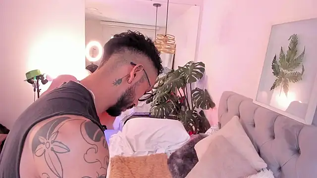 Snapshot of Tom_cooper_ chatting on 11.19.25 Tom cooper online show from 11.19.25