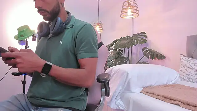 Snapshot of Tom_cooper_ chatting on 11.21.25 Tom cooper online show from 11.21.25