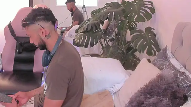 Snapshot of Tom_cooper_ chatting on 11.22.25 Tom cooper online show from 11.22.25