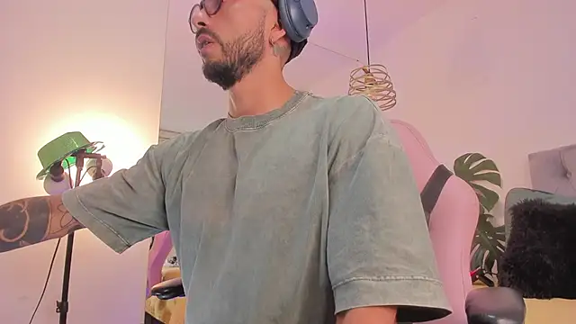 Snapshot of Tom_cooper_ chatting on 11.25.25 Tom cooper online show from 11.25.25