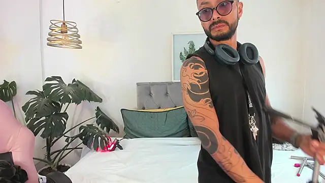 Snapshot of Tom_cooper_ chatting on 11.27.25 Tom cooper online show from 11.27.25