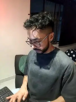 Snapshot of Tom_cooper_ chatting on 11.30.25 Tom cooper online show from 11.30.25