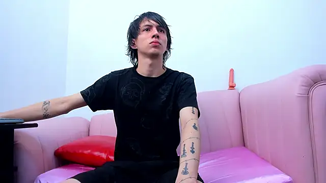 Snapshot of JeanRam18 chatting on 12.02.25 JeanRam18 online show from 12.02.25