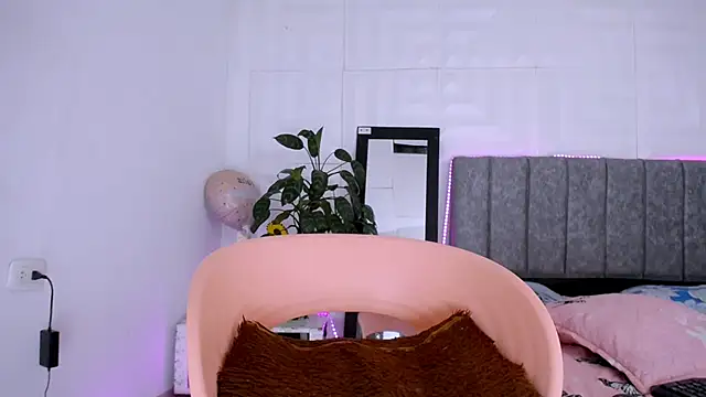 Snapshot of nataly_red chatting on 11.11.25 nataly red online show from 11.11.25
