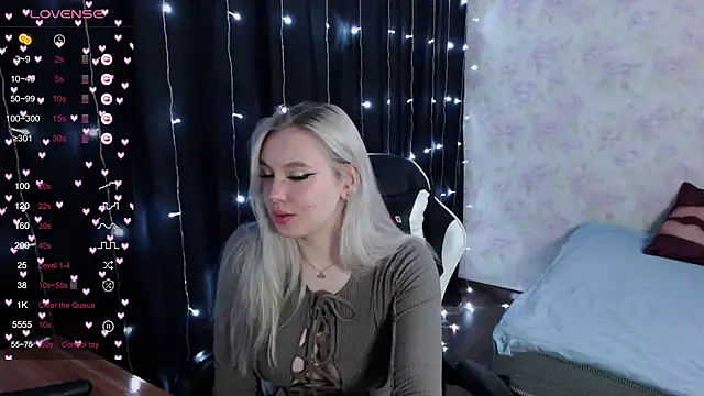 Snapshot of VikaPowers chatting on 02.10.25 VikaPowers online show from 02.10.25