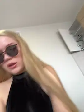 Snapshot of Little_Forest_ELF chatting on 03.11.25 Little Forest ELF online show from 03.11.25