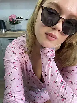 Snapshot of Little_Forest_ELF chatting on 03.15.25 Little Forest ELF online show from 03.15.25