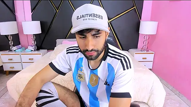 Snapshot of MilanZaire chatting on 10.25.25 MilanZaire online show from 10.25.25