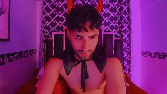 Snapshot of MilanZaire chatting on 10.31.25 MilanZaire online show from 10.31.25