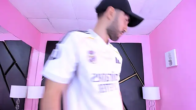 Snapshot of MilanZaire chatting on 11.15.25 MilanZaire online show from 11.15.25