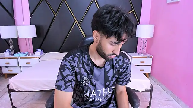 Snapshot of MilanZaire chatting on 11.17.25 MilanZaire online show from 11.17.25