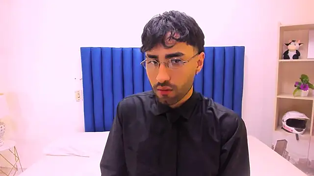 Snapshot of MilanZaire chatting on 11.28.25 MilanZaire online show from 11.28.25