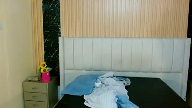 Snapshot of MilanZaire chatting on 12.05.25 MilanZaire online show from 12.05.25