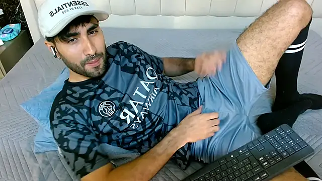 Snapshot of MilanZaire chatting on 12.15.25 MilanZaire online show from 12.15.25