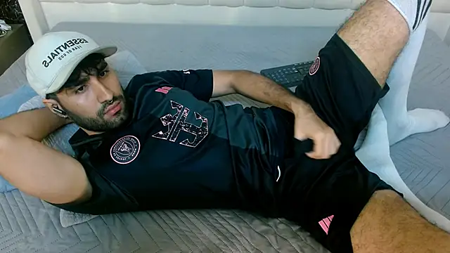 Snapshot of MilanZaire chatting on 12.18.25 MilanZaire online show from 12.18.25