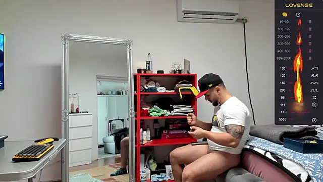 Snapshot of supermanboy94 chatting on 01.10.25 supermanboy94 online show from 01.10.25