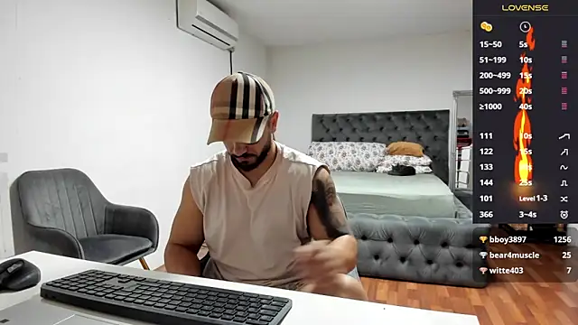 Snapshot of supermanboy94 chatting on 10.14.25 supermanboy94 online show from 10.14.25