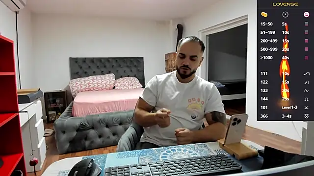 Snapshot of supermanboy94 chatting on 11.06.25 supermanboy94 online show from 11.06.25