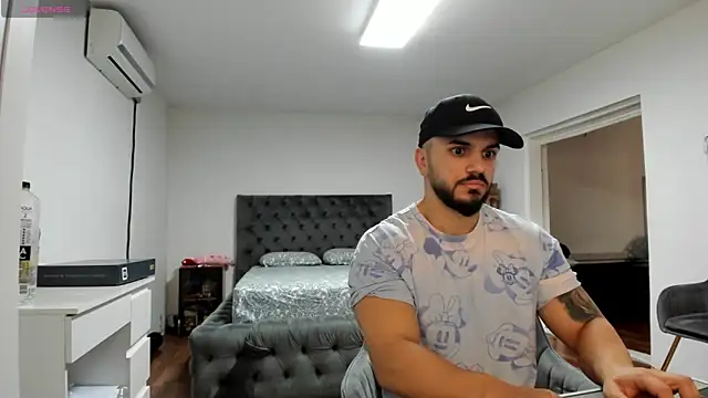 Snapshot of supermanboy94 chatting on 11.24.25 supermanboy94 online show from 11.24.25