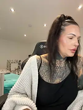 Snapshot of AileenInkOfficial chatting on 12.31.24 AileenInkOfficial online show from 12.31.24