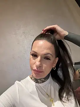 Snapshot of AileenInkOfficial chatting on 01.22.25 AileenInkOfficial online show from 01.22.25