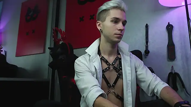 Joseph  Quinn online show from 12.21.24