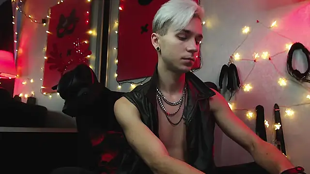 Joseph  Quinn online show from 12.22.24