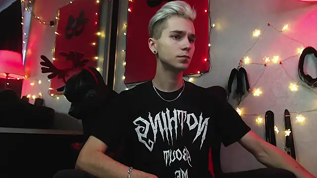 Joseph  Quinn online show from 12.23.24