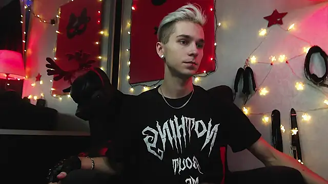 Joseph  Quinn online show from 12.23.24