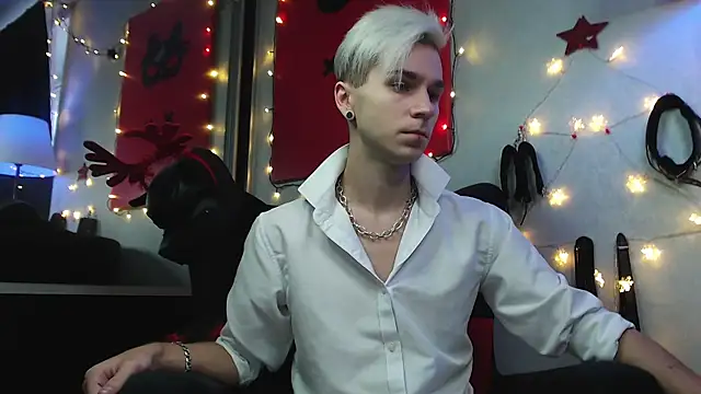 Joseph  Quinn online show from 12.24.24