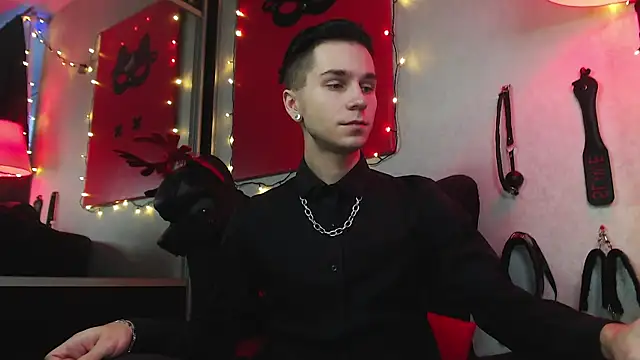 Joseph  Quinn online show from 01.12.25