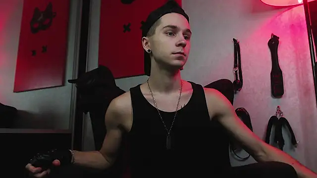 Joseph  Quinn online show from 01.14.25