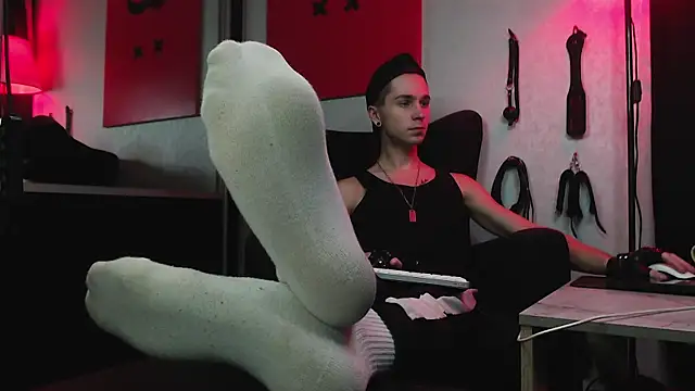 Joseph  Quinn online show from 01.17.25