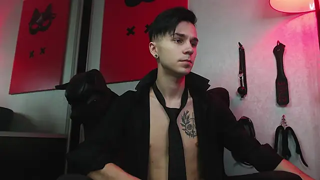 Joseph  Quinn online show from 01.23.25