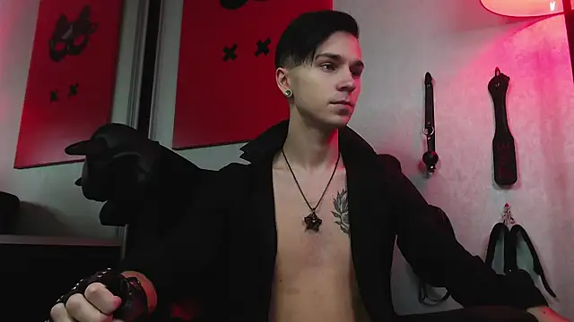 Joseph  Quinn online show from 02.04.25