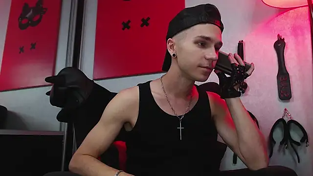 Joseph  Quinn online show from 03.08.25