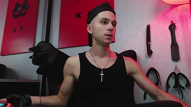 Joseph  Quinn online show from 03.08.25