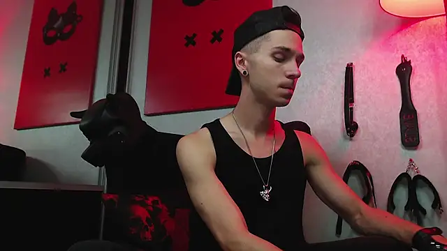 Joseph  Quinn online show from 03.14.25