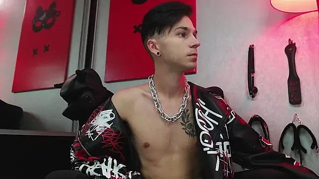 Joseph  Quinn online show from 03.15.25