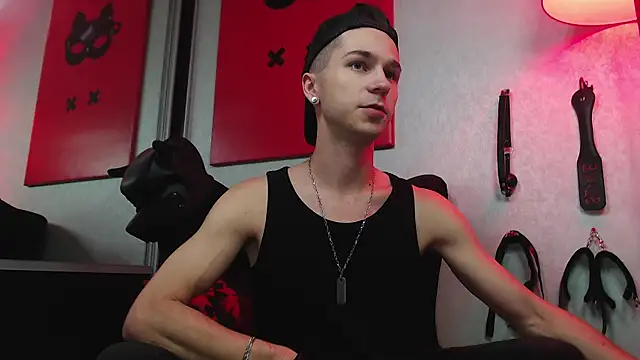 Joseph  Quinn online show from 03.16.25