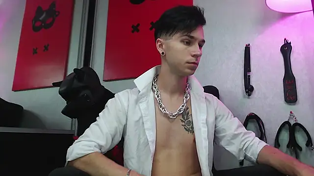 Joseph  Quinn online show from 03.18.25