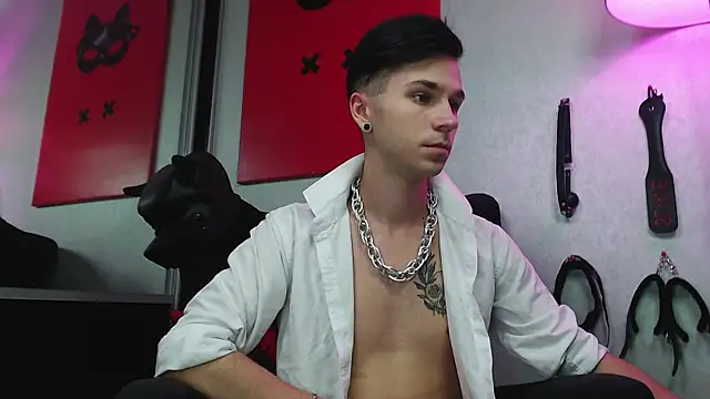 Joseph  Quinn online show from 03.18.25