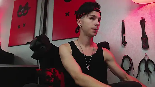 Joseph  Quinn online show from 03.20.25