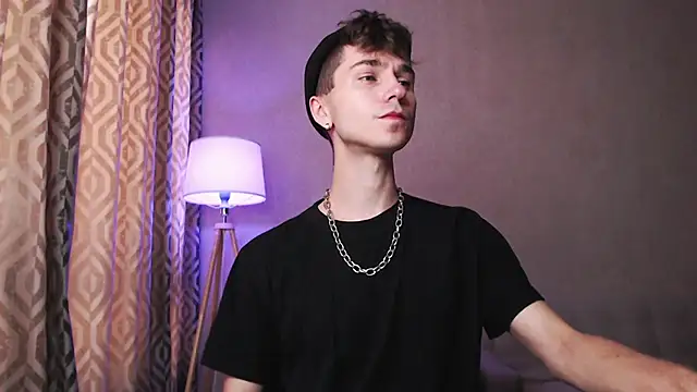 Joseph  Quinn online show from 10.08.25