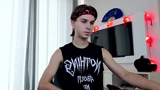 Joseph  Quinn online show from 04.10.26